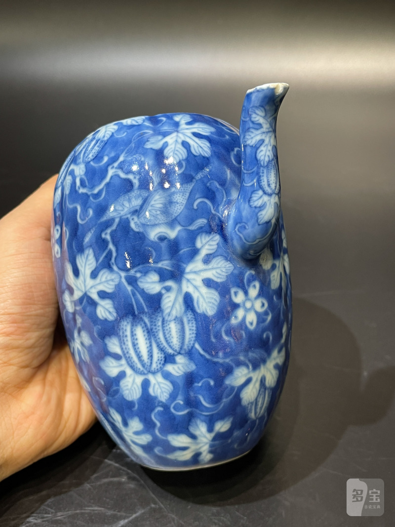 清道光 青花留白瓜瓞绵绵纹瓜棱形壶 - 图4